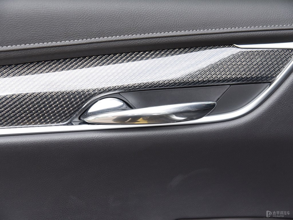 曼哈頓灰凱迪拉克XT5車廂內(nèi)飾圖片