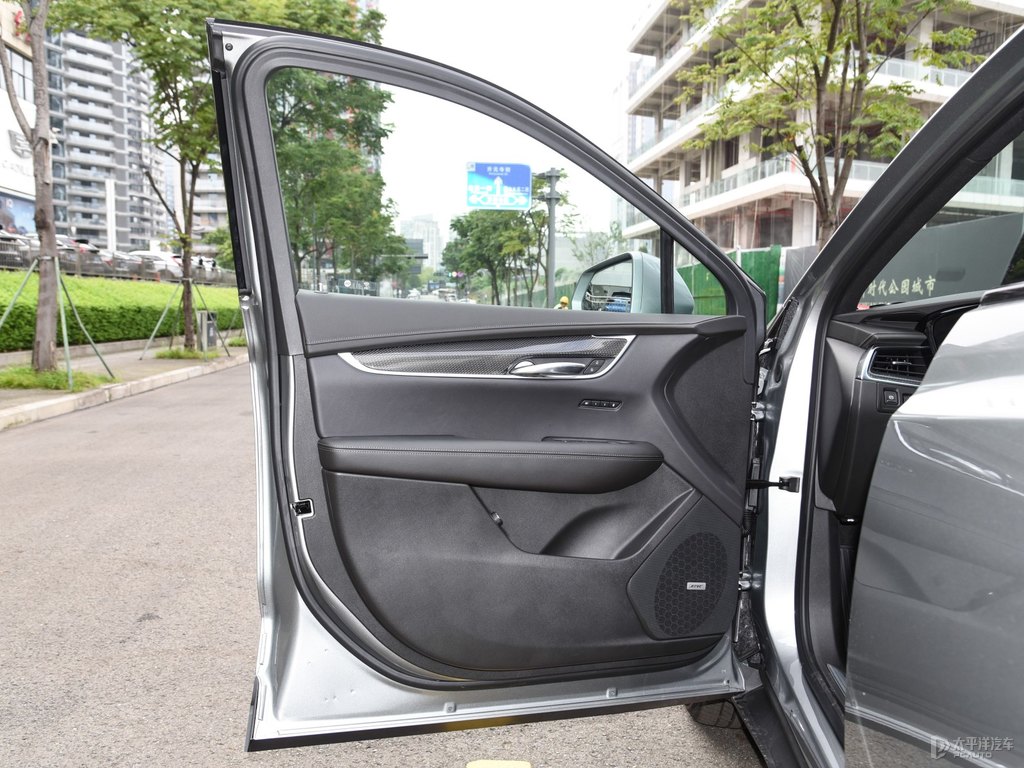 曼哈頓灰凱迪拉克XT5車(chē)廂內(nèi)飾圖片