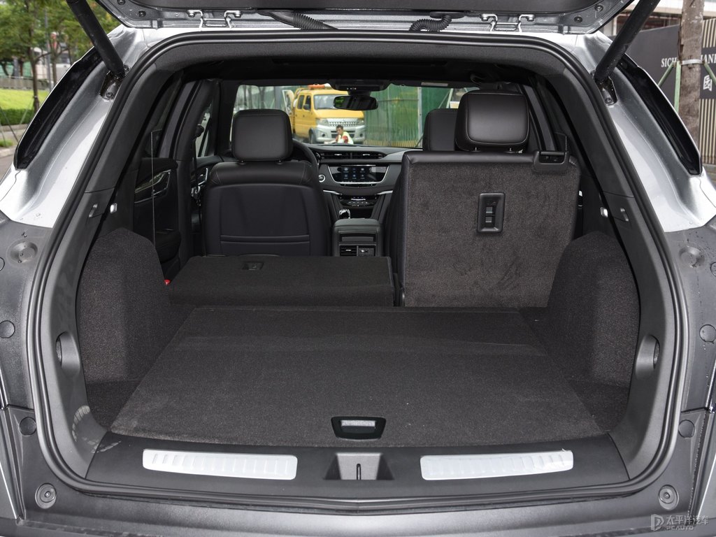 曼哈頓灰凱迪拉克XT5后備廂空間圖片