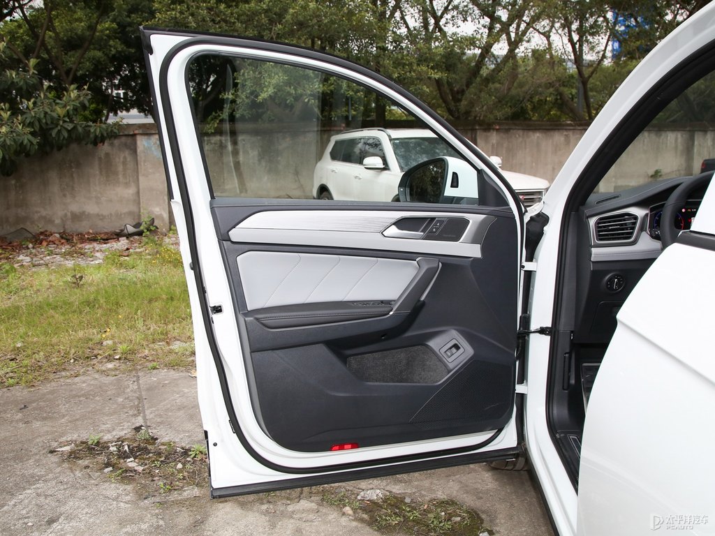 探岳車廂內(nèi)飾圖片