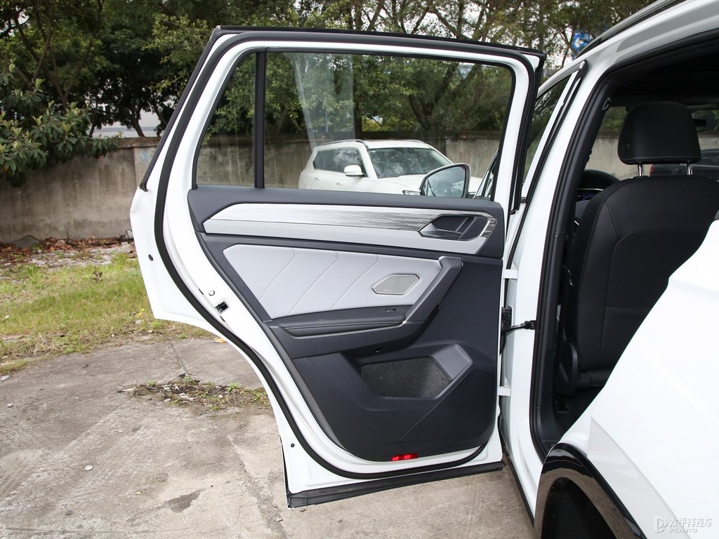 探岳車廂內(nèi)飾圖片