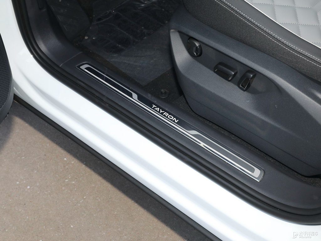 探岳車廂內(nèi)飾圖片