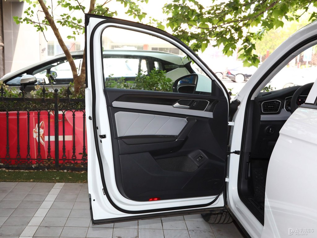 探岳車廂內(nèi)飾圖片