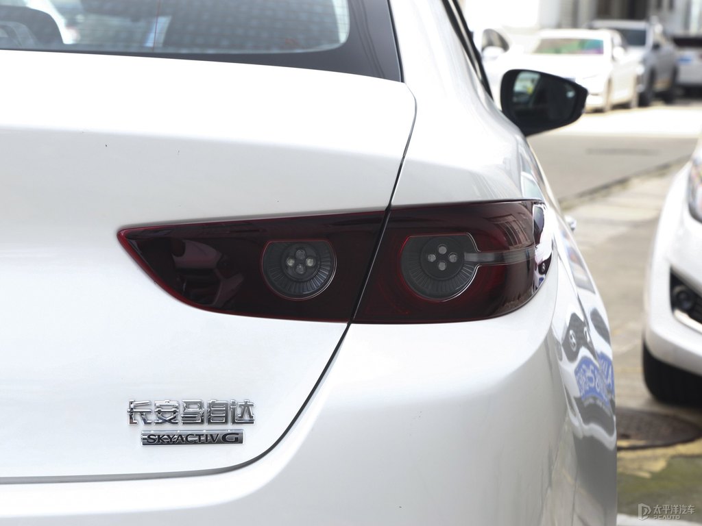 珠光白馬自達(dá)3 昂克賽拉車(chē)尾外觀圖片
