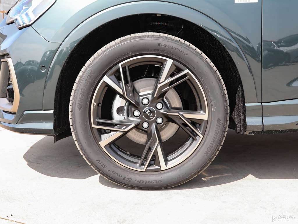 迷彩綠奧迪Q3車(chē)身外觀(guān)圖片