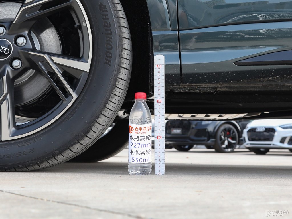 迷彩綠奧迪Q3車身外觀圖片