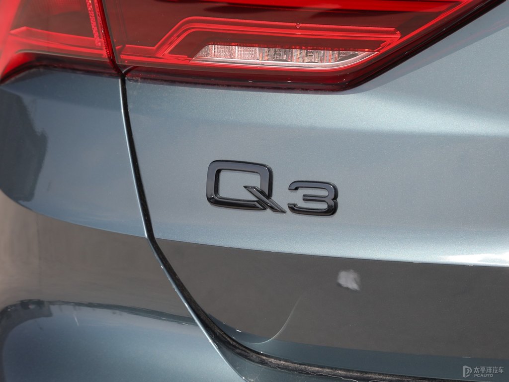 迷彩綠奧迪Q3車尾外觀圖片