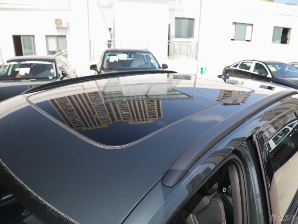 迷彩綠奧迪Q3車身外觀圖片