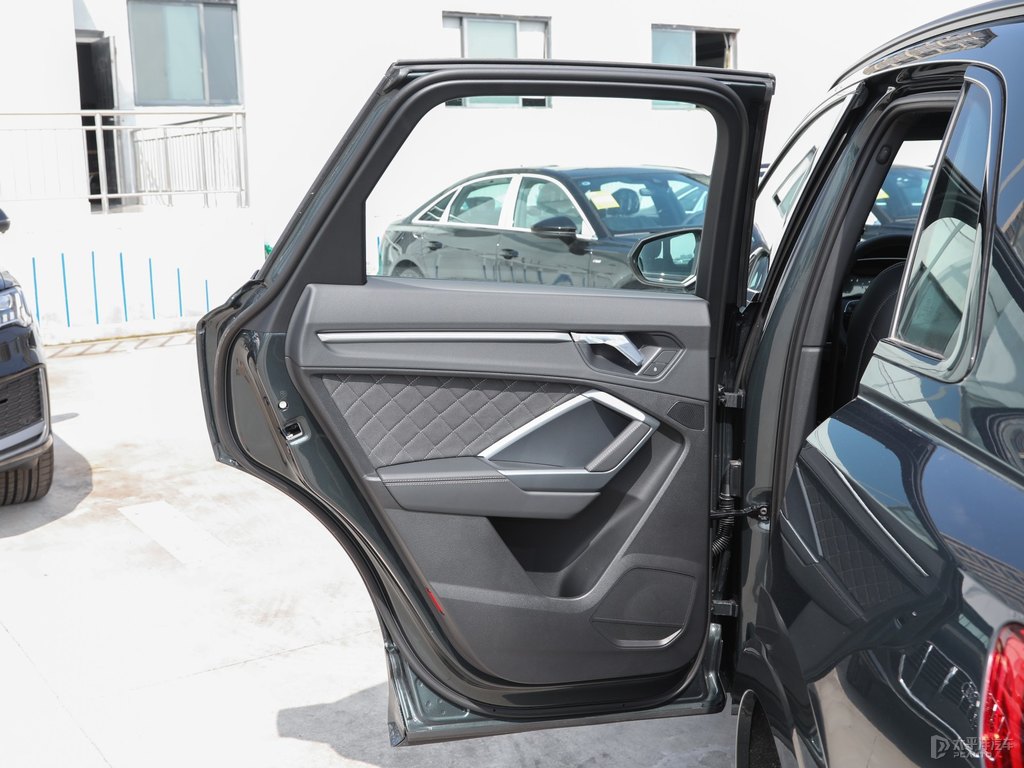 迷彩綠奧迪Q3車廂內(nèi)飾圖片