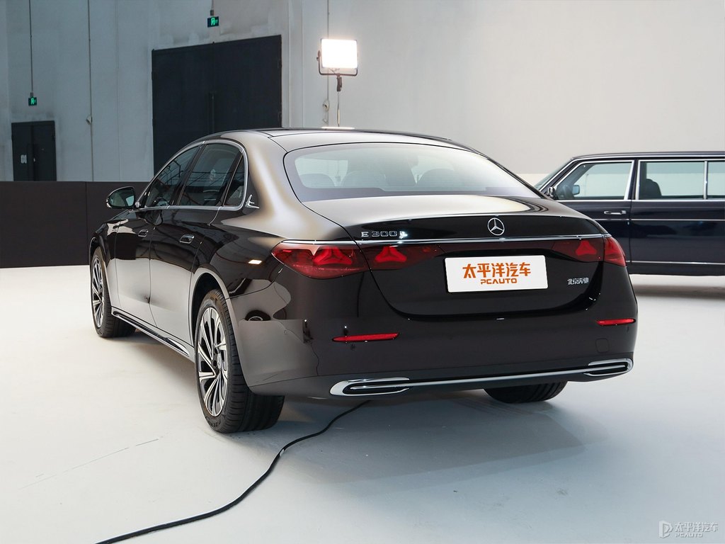紅寶石黑色奔馳E級(jí)整車(chē)外觀外觀圖片