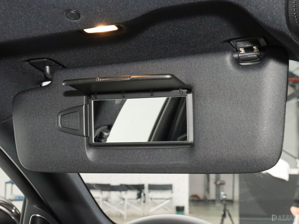 紅寶石黑色奔馳E級車廂內(nèi)飾圖片