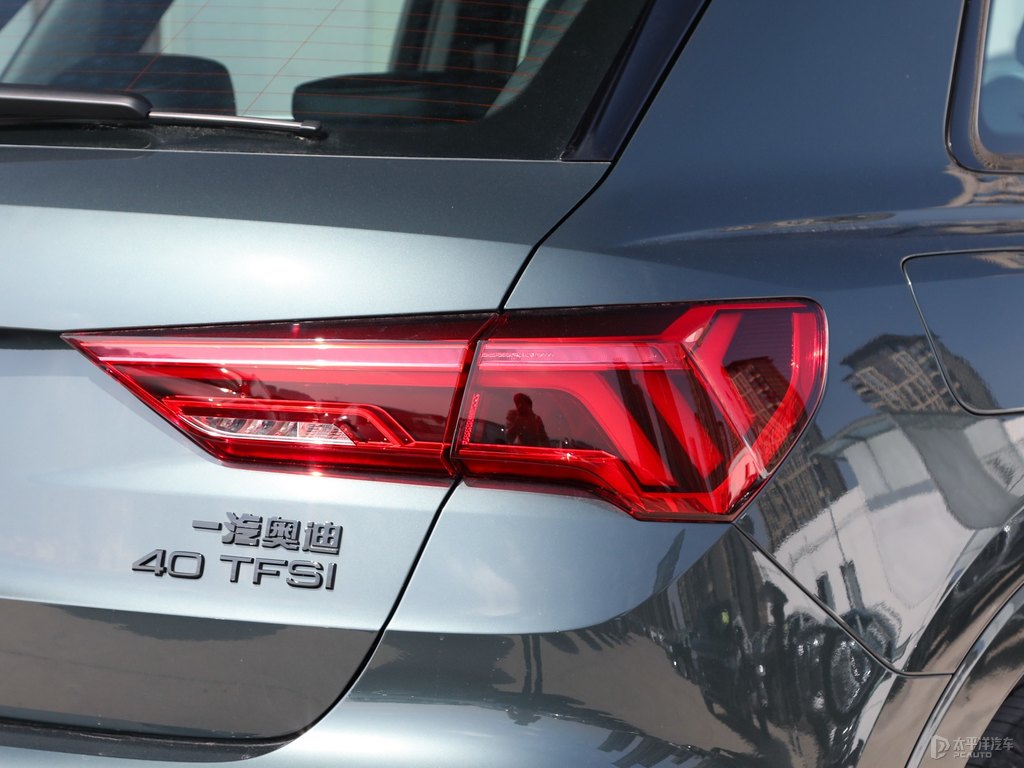 迷彩綠奧迪Q3車尾外觀圖片
