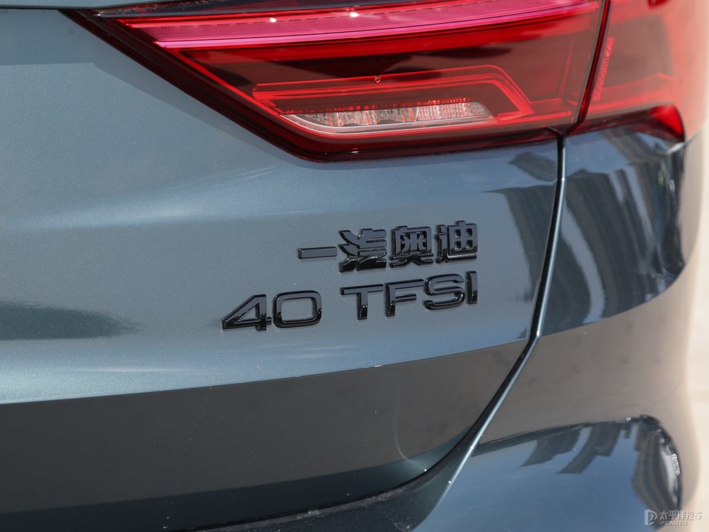 迷彩綠奧迪Q3車尾外觀圖片