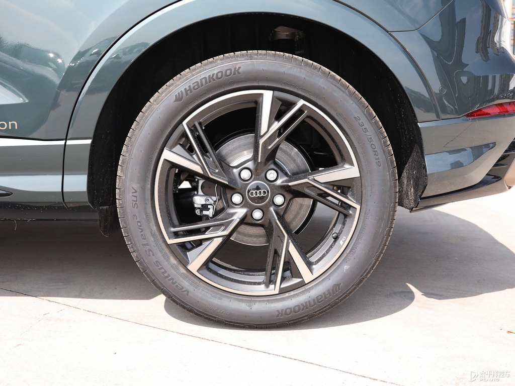 迷彩綠奧迪Q3車身外觀圖片