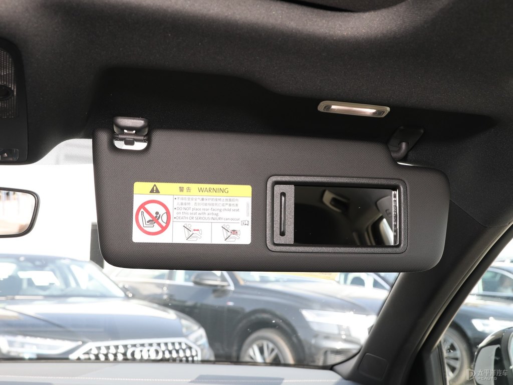 迷彩綠奧迪Q3車廂內(nèi)飾圖片