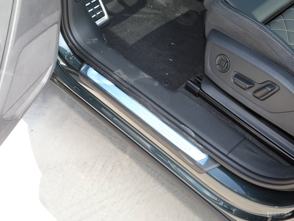 迷彩綠奧迪Q3車廂內(nèi)飾圖片