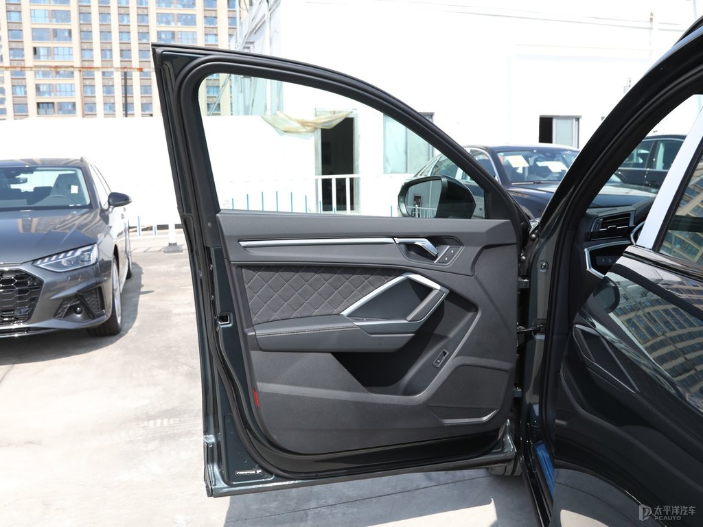 迷彩綠奧迪Q3車廂內(nèi)飾圖片