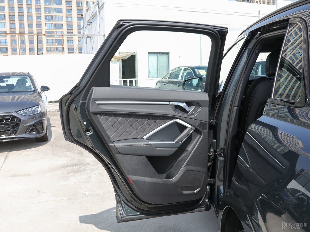 迷彩綠奧迪Q3車廂內(nèi)飾圖片