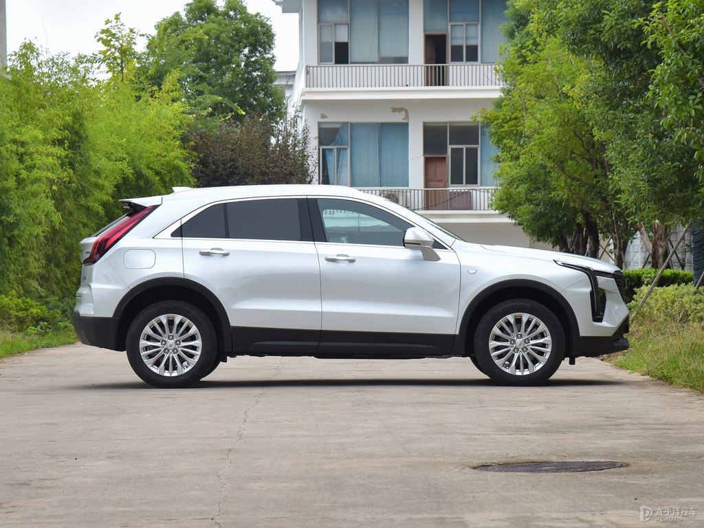 阿拉斯加白凱迪拉克XT4整車外觀外觀圖片