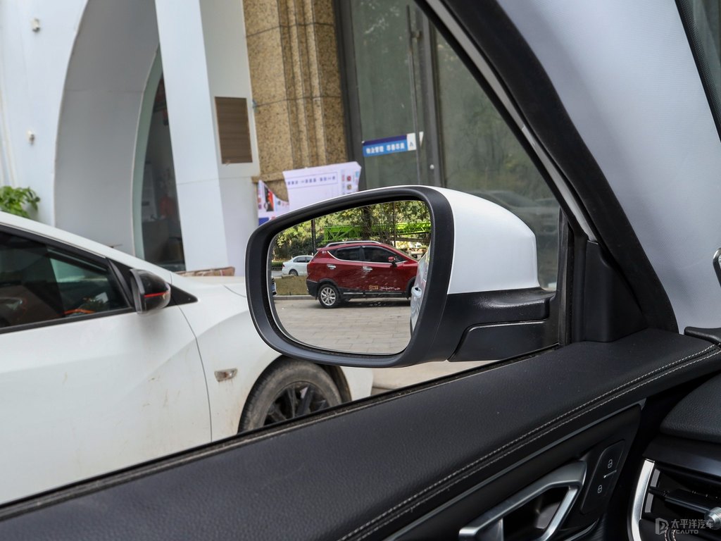 珍珠白瑞虎8車身外觀圖片