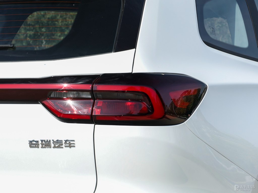 珍珠白瑞虎8車尾外觀圖片