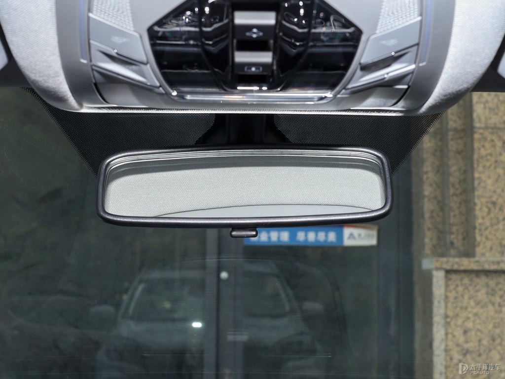 珍珠白瑞虎8車廂內(nèi)飾圖片