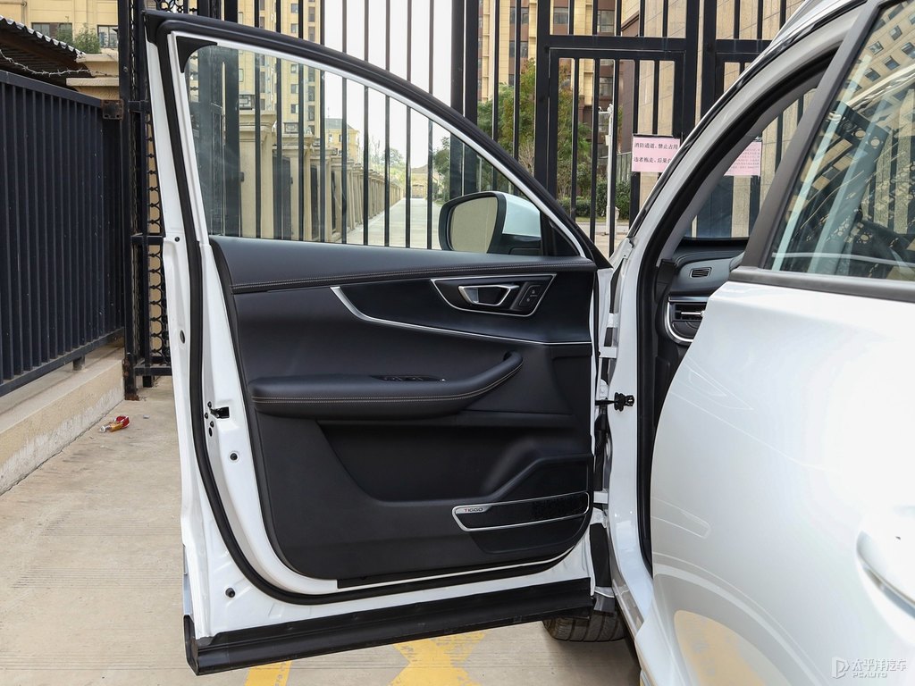 珍珠白瑞虎8車廂內(nèi)飾圖片