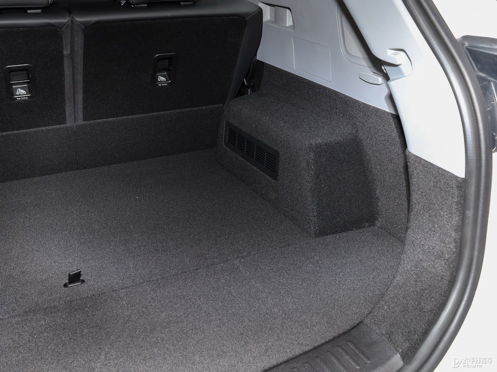 珍珠白瑞虎8后備廂空間圖片