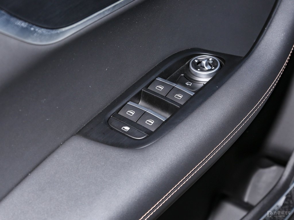 珍珠白瑞虎8車廂內(nèi)飾圖片