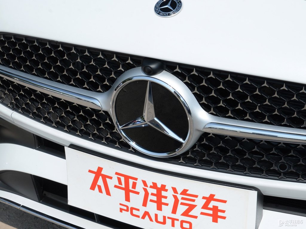 貝母白奔馳C級車頭外觀圖片