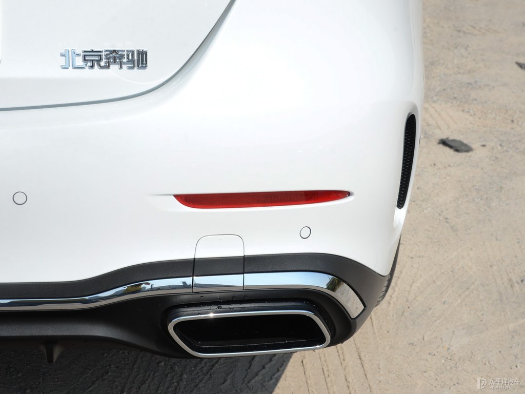 貝母白奔馳C級(jí)車尾外觀圖片
