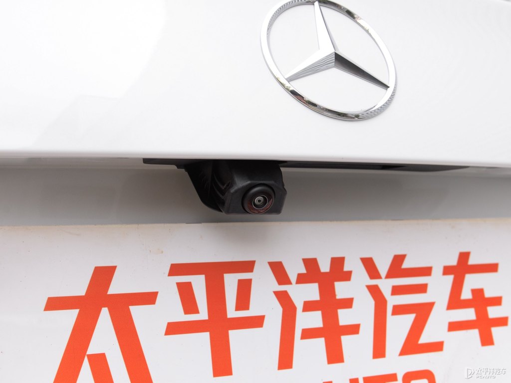 貝母白奔馳C級車尾外觀圖片