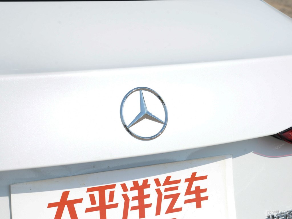 貝母白奔馳C級(jí)車(chē)尾外觀圖片