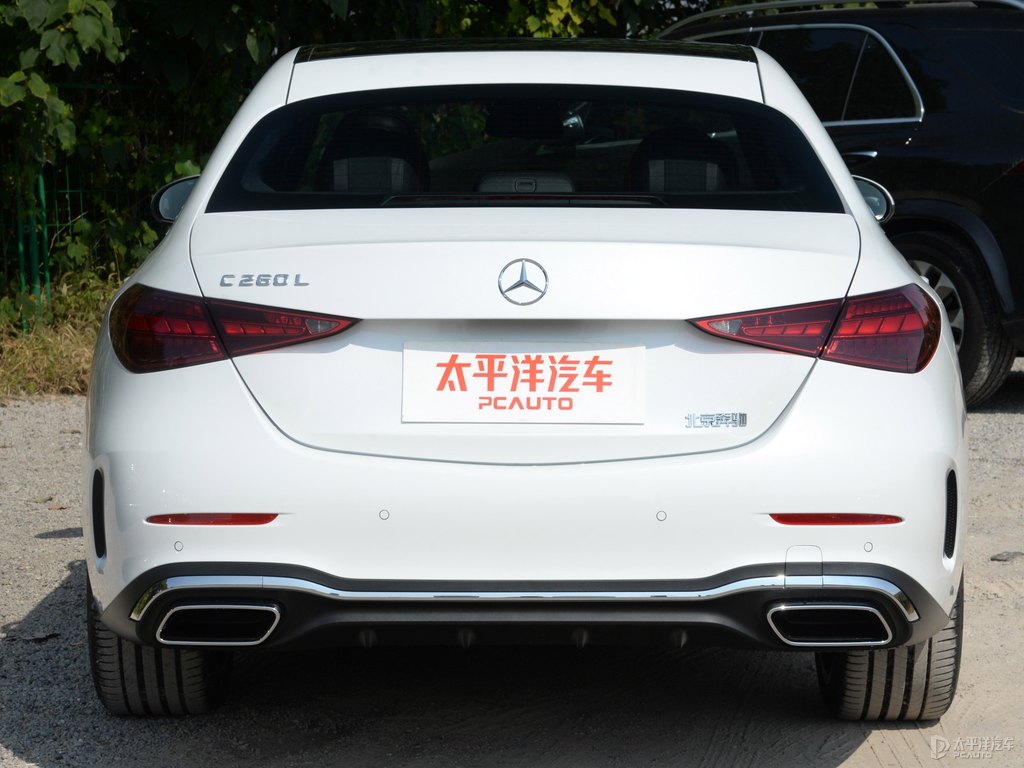 貝母白奔馳C級車尾外觀圖片