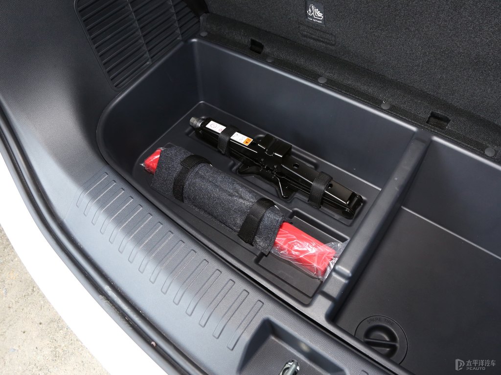 珠光白大通G50后備廂空間圖片