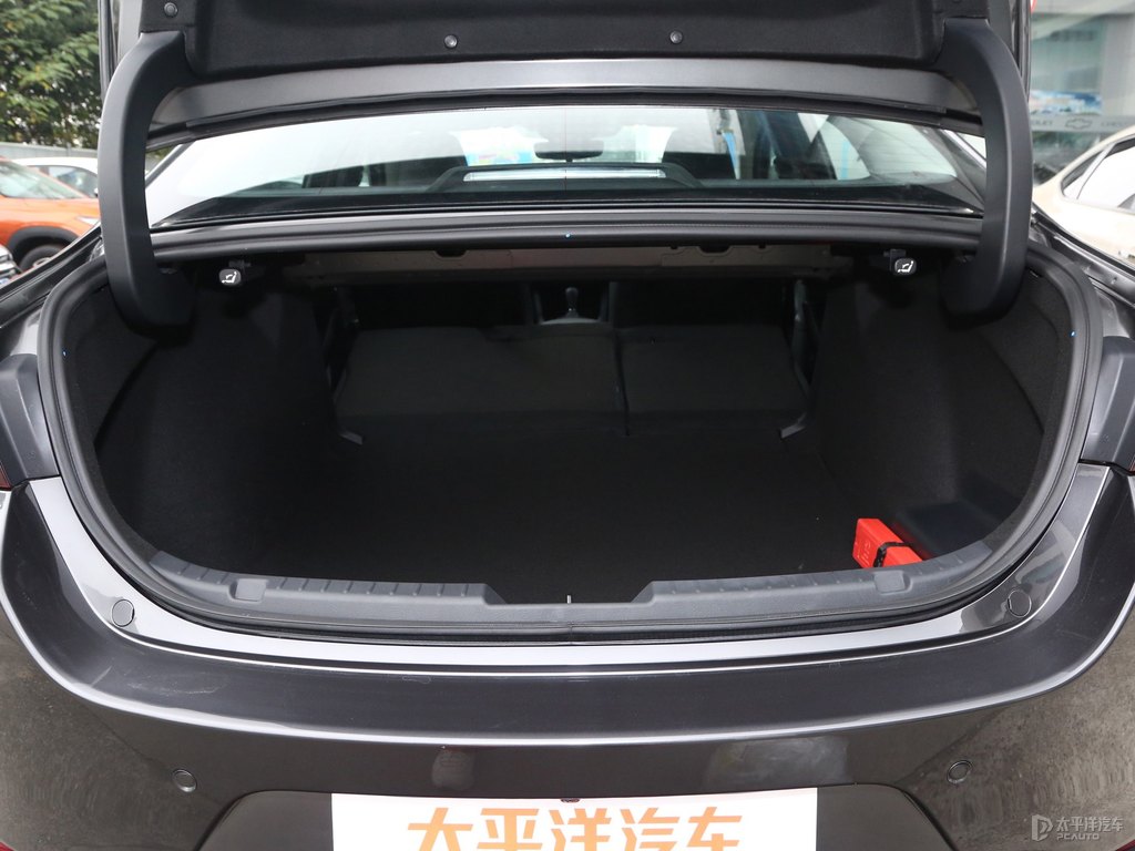 鉑鋼灰馬自達(dá)3 昂克賽拉后備廂空間圖片