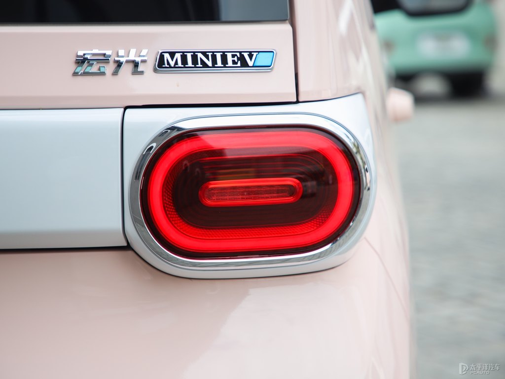 白桃粉宏光MINIEV車尾外觀圖片