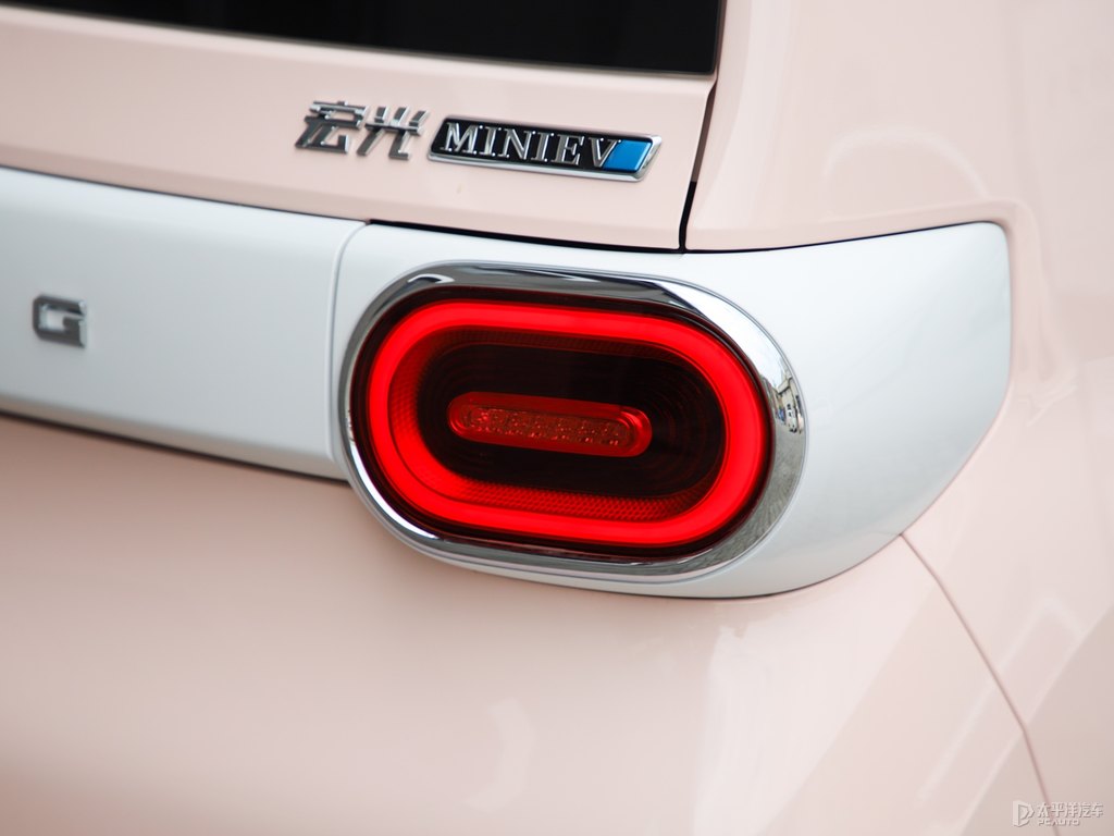 白桃粉宏光MINIEV車尾外觀圖片