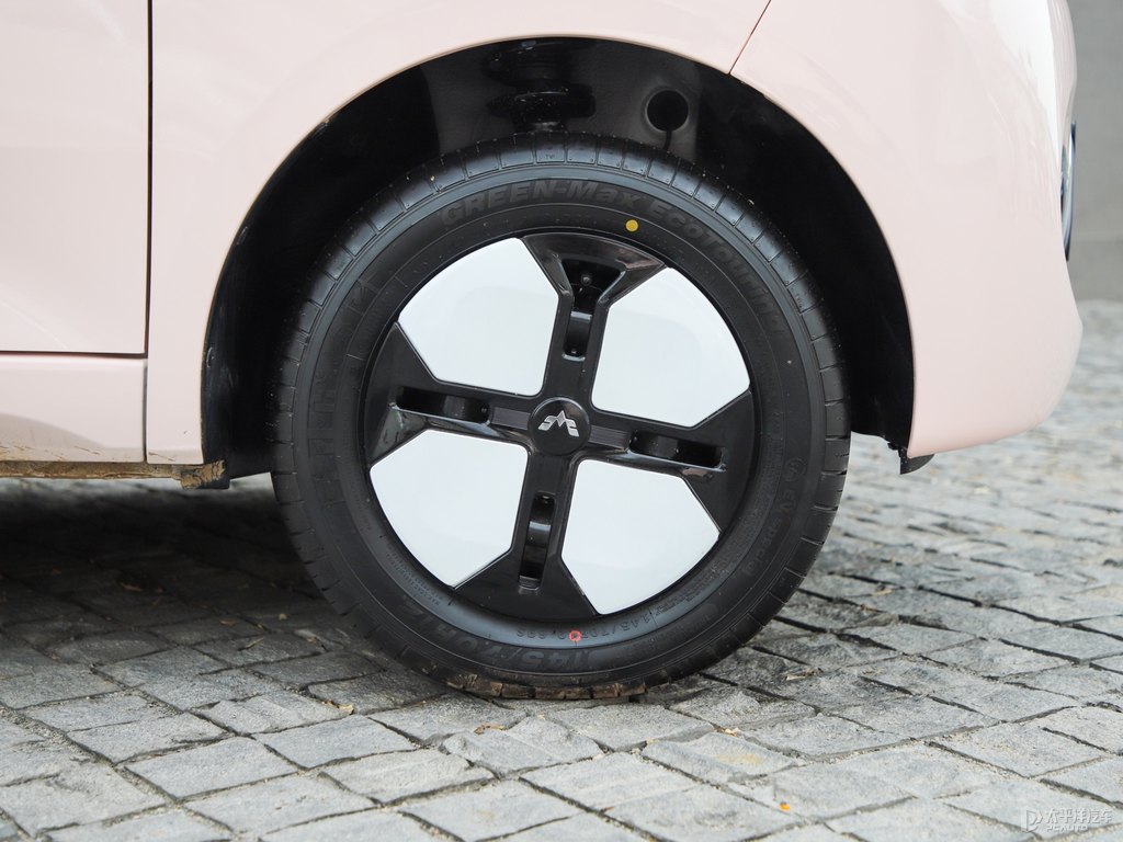 白桃粉宏光MINIEV車身外觀圖片