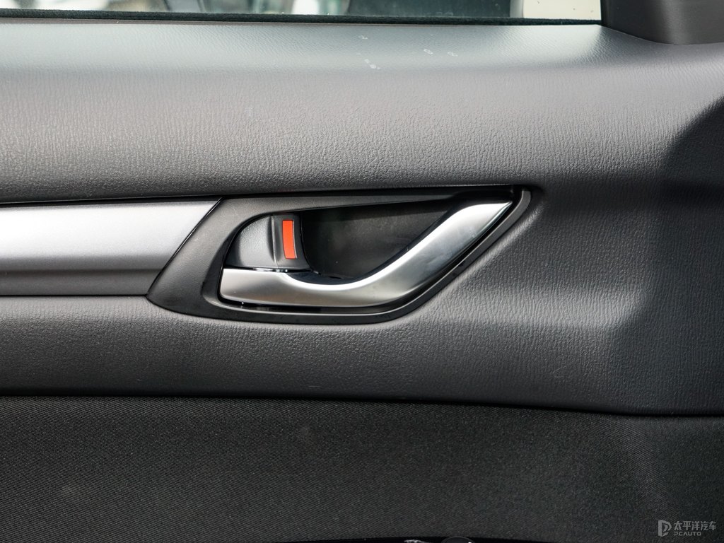 珠光白馬自達(dá)CX-5車廂內(nèi)飾圖片