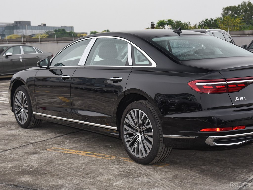 傳奇黑奧迪A8L車身外觀圖片