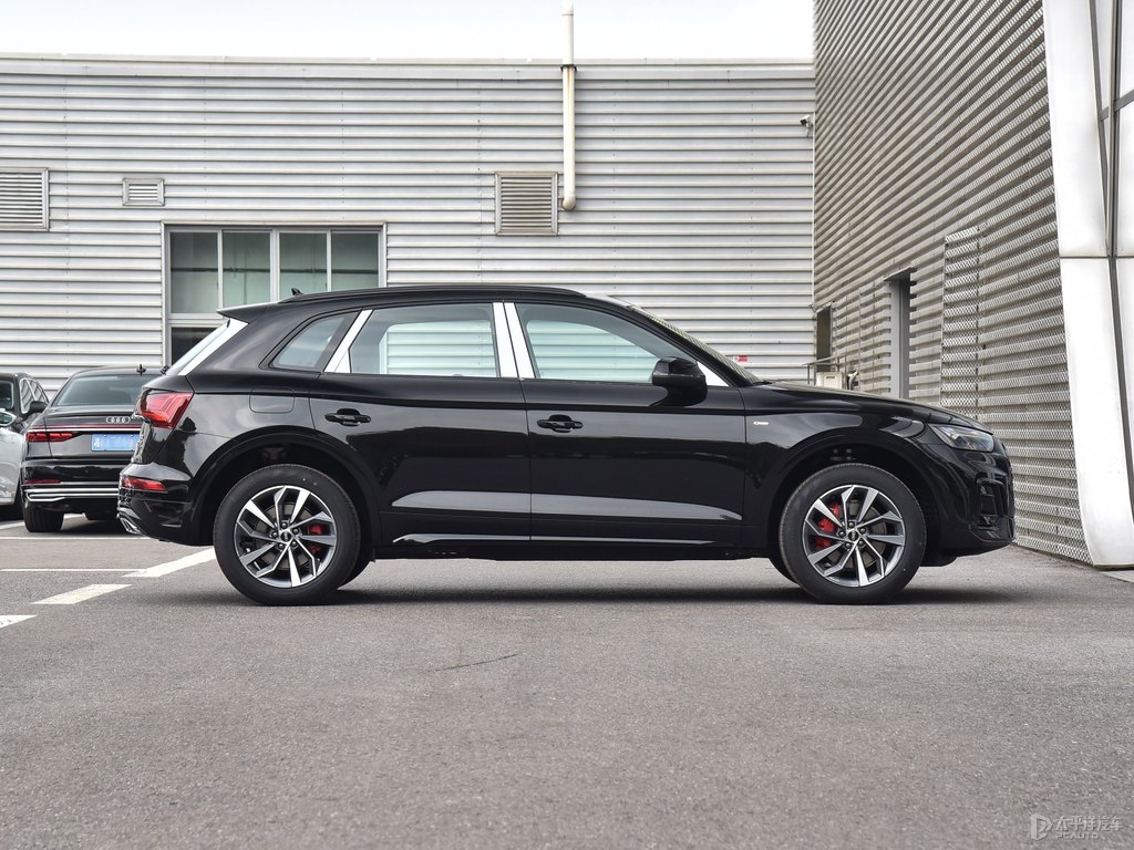 傳奇黑奧迪Q5L整車外觀外觀圖片