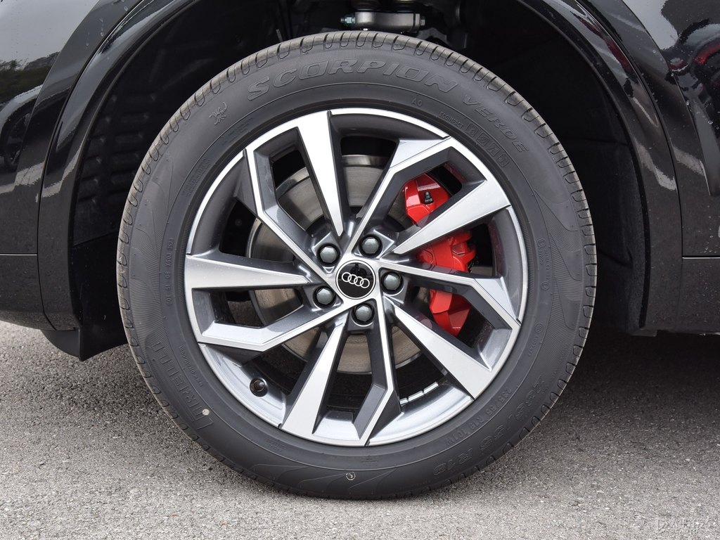 傳奇黑奧迪Q5L車身外觀圖片