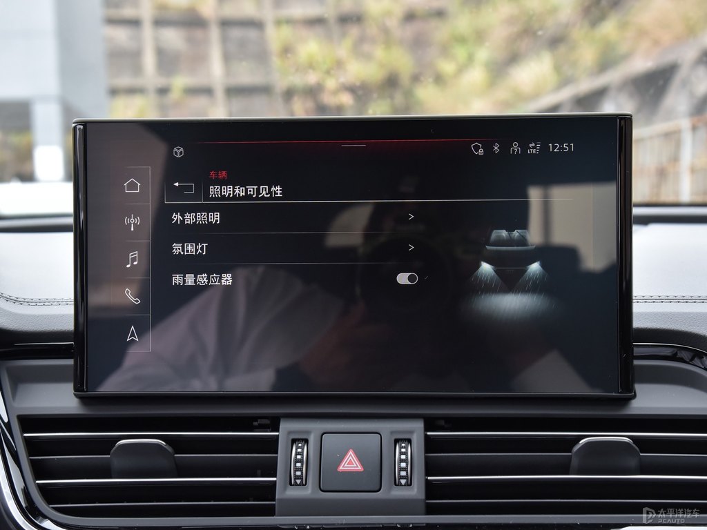 傳奇黑奧迪Q5L中控內(nèi)飾圖片
