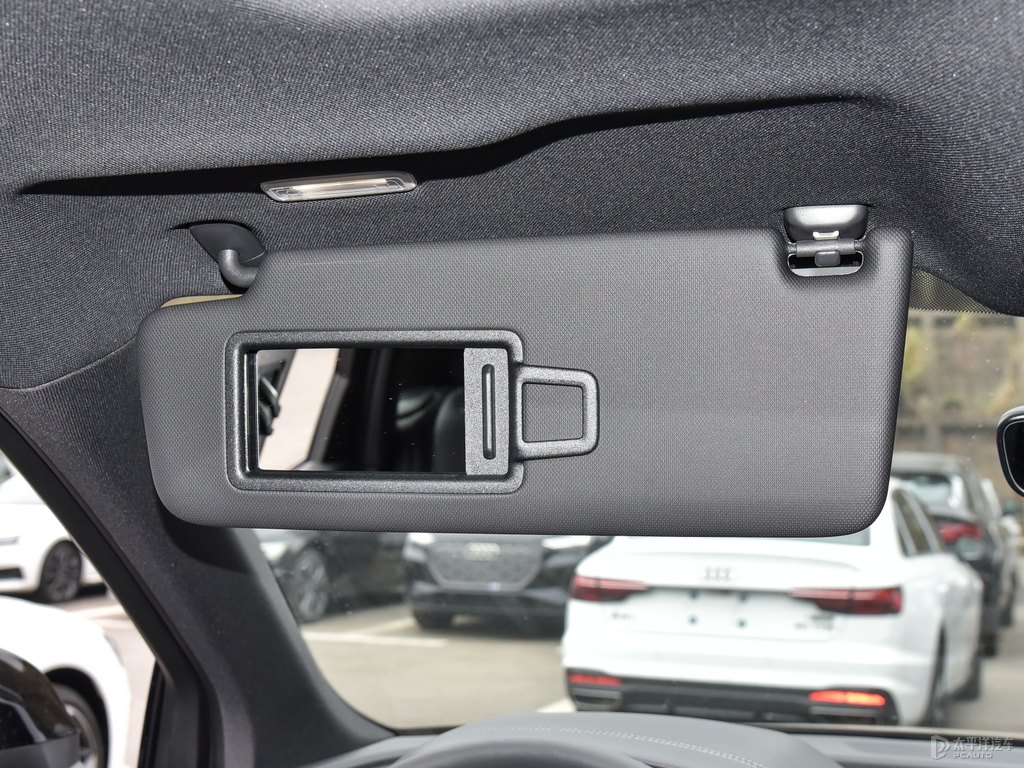 傳奇黑奧迪Q5L車(chē)廂內(nèi)飾圖片