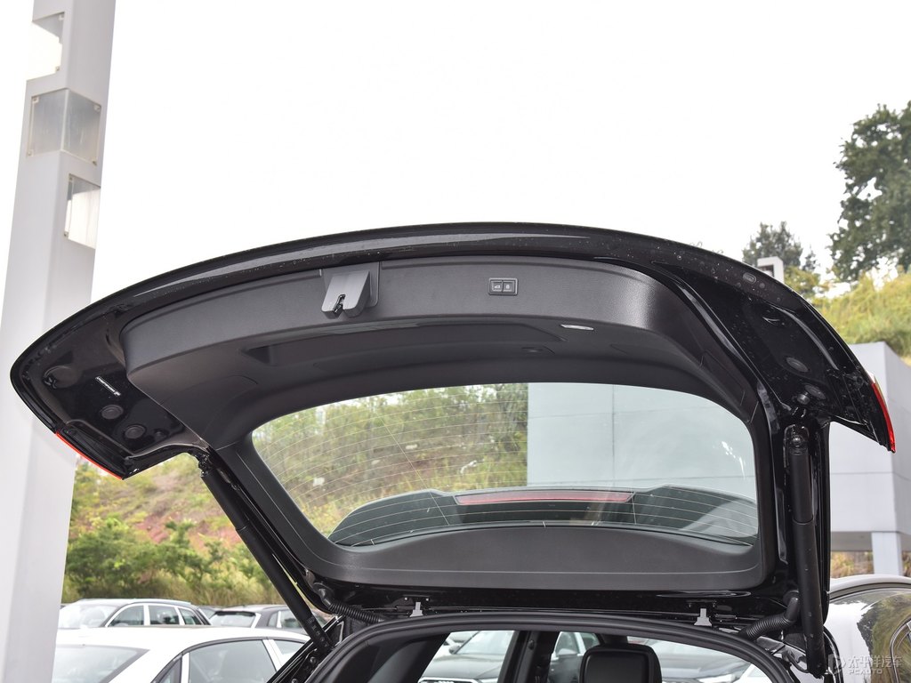 傳奇黑奧迪Q5L后備廂空間圖片