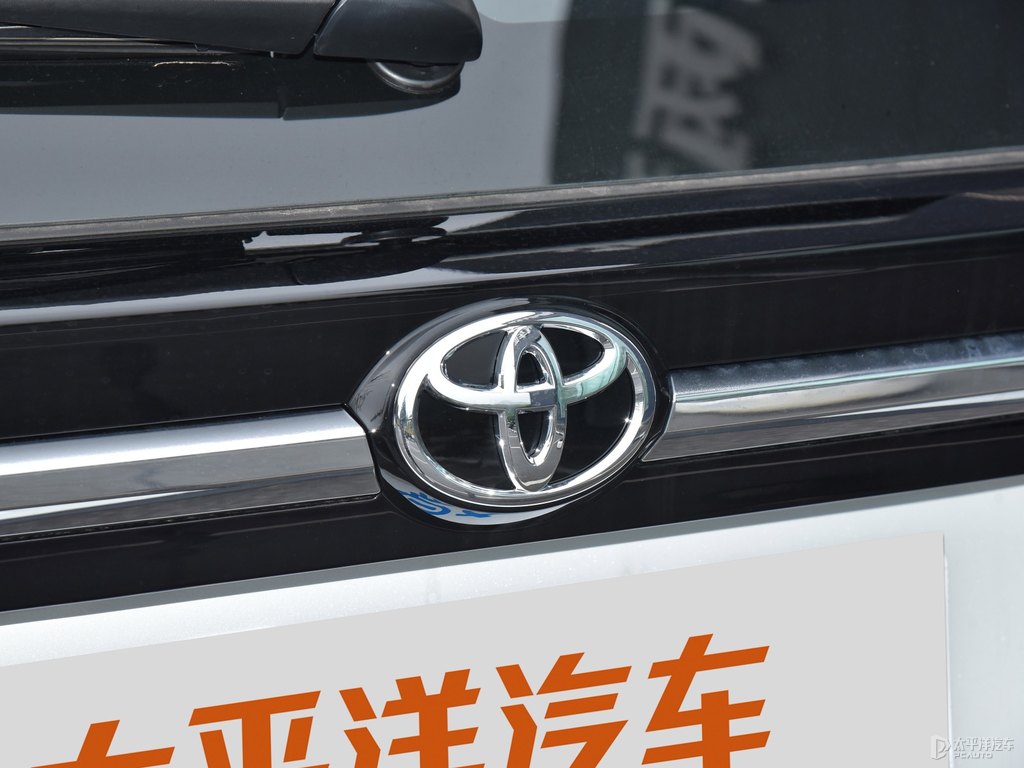 鉑金珍珠白威蘭達(dá)車尾外觀圖片