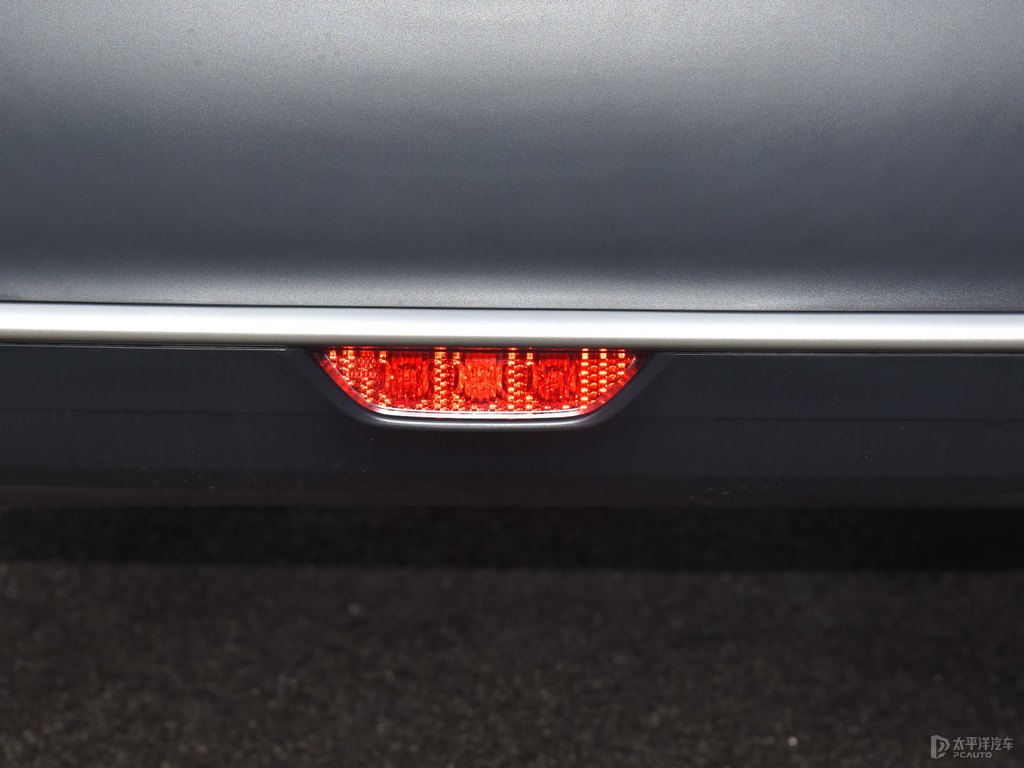 鉑金珍珠白威蘭達(dá)車尾外觀圖片