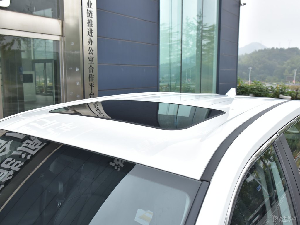 鉑金珍珠白威蘭達車身外觀圖片