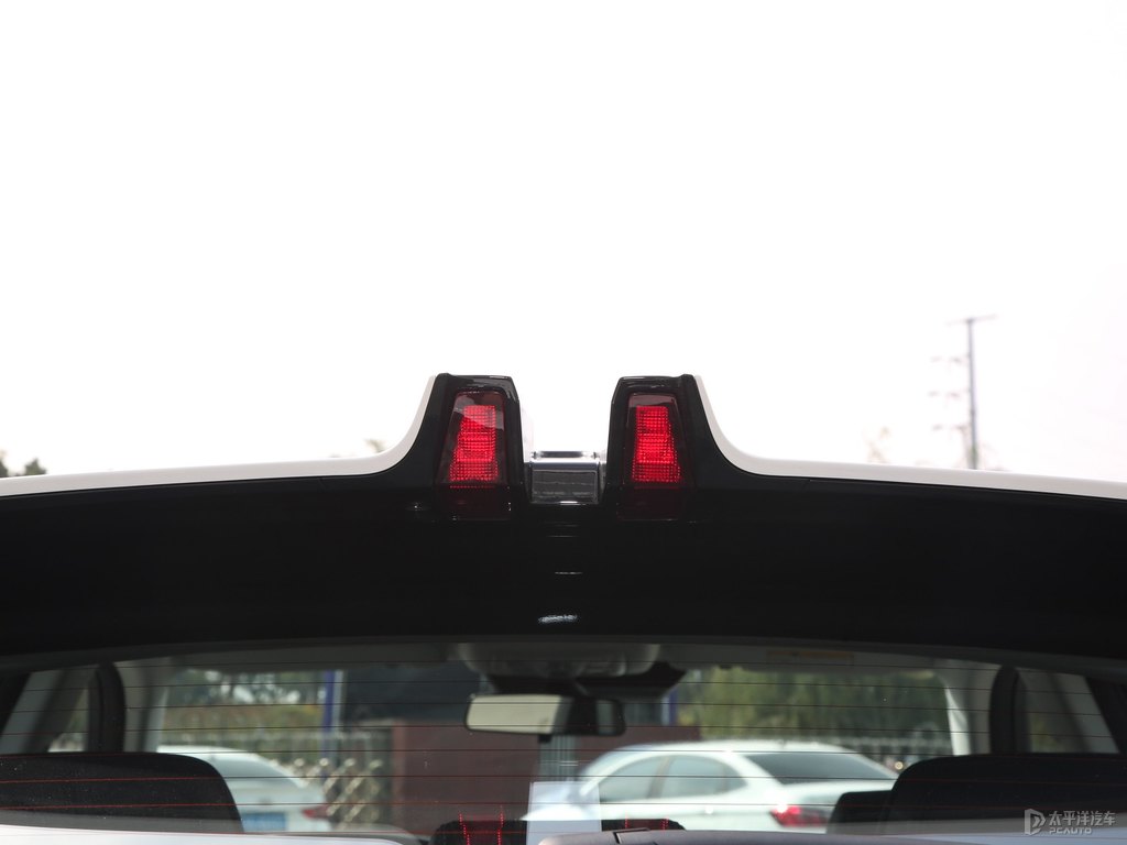 星辰白長(zhǎng)安UNI-K車(chē)尾外觀圖片